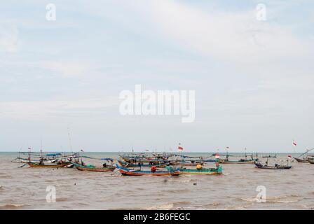 fila di barche appoggiate sulla spiaggia Foto Stock