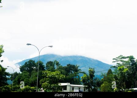 Il Monte Merapi è uno dei vulcani attivi in Indonesia Foto Stock