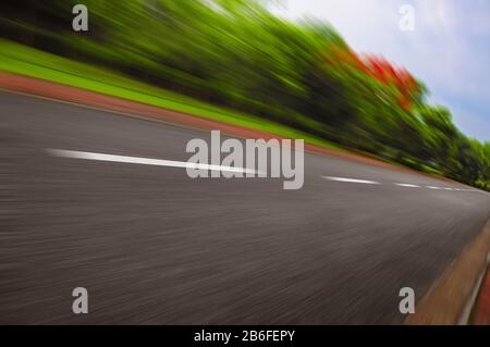 Strada asfaltata in movimento in campagna al crepuscolo, Jiangmen, Guangdong, Cina. Foto Stock