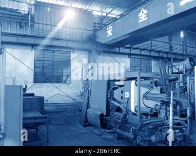 Officina con segnaletica di sicurezza in cinese. Foto Stock