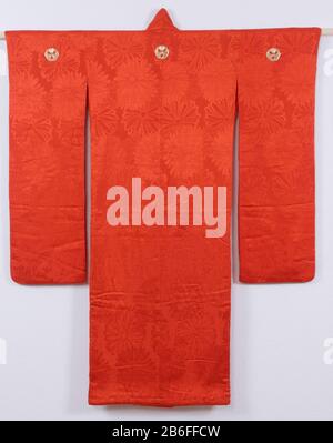 Nagajuban nuziale con crisantemi Onderkimono (nagajuban) voor een bruidskimono met een versiering van grote chryrisant-motieven. Rode crepe zijde (chirimen) ha incontrato damast geweven decoratie en detaillering in guddraad. Voering van rode zijde. Vijf familiewapens (mon) van bamboeblad. Produttore : vervaardiger: AnoniemPlats prodotto: Giappone Incontri: 1920 - 1940 Materiale: Zijde Techniek: Sven / verven dimensioni: H 149 cm. × b 122 cm. Foto Stock