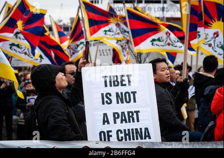 New York, Stati Uniti. 10th Mar, 2020. I tibetani commemorano l'insurrezione tibetana del 1959 contro l'invasione della Cina comunista con un raduno al Consolato cinese a New York il 10 marzo 2020. I manifestanti hanno reso omaggio alla resistenza tibetana e hanno sollecitato la fine dell'occupazione cinese del Tibet. (Foto Di Gabriele Holtermann-Gorden/Pacific Press) Credit: Pacific Press Agency/Alamy Live News Foto Stock