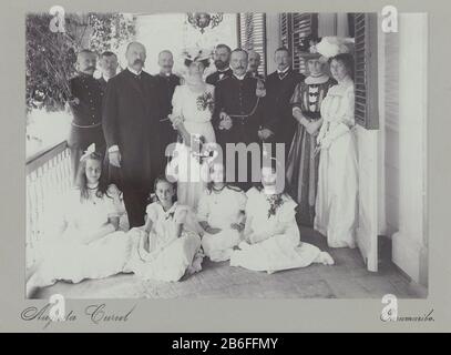Matrimonio Paramaribo sulla veranda è un gruppo di Signore e signori vestiti a festa, nel mezzo di una sposa e uno sposo. Oltre alla sposa è il signor P. Hofstede Crull. Per il gruppo ci sono quattro briddesmaids a terra. Paramaribo, Suriname. Produttore : fotografo: Augusta Curiel (elencato proprietà) Luogo di produzione: Paramaribo datazione: 1903 - 1908 Materiale: Carta Tecnica: Fotografia dimensioni: H 120 mm × W 170 mm Soggetto (civile) cerimonia matrimoniale quando: 1903 - 1908 Foto Stock