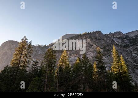 Specchia Il Paesaggio Del Lago, Parco Nazionale Di Yosemite, California, Stati Uniti Foto Stock