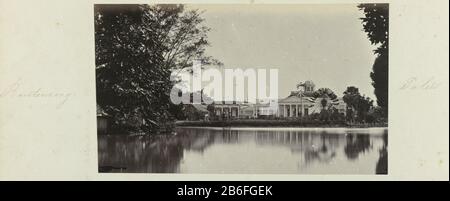 Palazzo Buitenzorg (oggetto del titolo) Vista del palazzo del Governatore Generale a Buitenzorg. Parte dell'album fotografico verde con foto di Java, dal farmacista Specht-Grab, che nel 1865 da Batavia ai Paesi Bassi terugkeerde. Produttore : fotografo: Woodbury & Page Luogo di fabbricazione: Buitenzorg Data: 1863 - 1869 caratteristiche Fisiche: Albumen stampa su carta fotografica su cartone album materiale: Carta fotografica Tecnica: Albumen stampa formati: H 105 mm × W 180 mm Oggetto: Governo coloniale dove: 1860 - 1869 Foto Stock