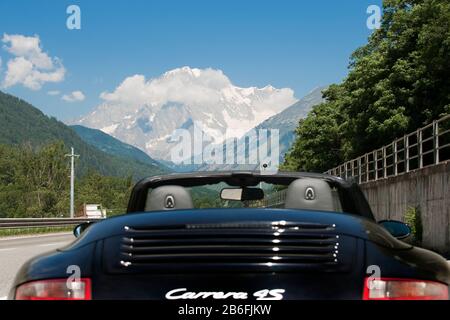 Porsche di fronte al Monte Bianco, / Porsche vor dem Mont Blanc Foto Stock