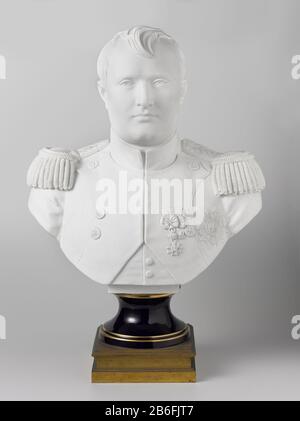 Busto di biscotto, raffigurante Napoleone Bonaparte Buteportret in biscotto de porcelaine voorstellend Napoleone Bonaparte op een sokkel van doncurblauw geglazuurd porselein met gouden biezen, Foto Stock