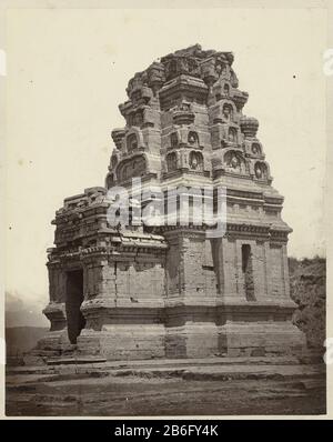 Candi Bima on the Dieng Plateau Temple (Bima) Dieng plateau (title object) Property Type (r Bagelen).: Picture Item number: RP-F 2005-159-32 fabbricante : fotografo: Isidore Kinsbergen Luogo produzione: Java (possible) Data: Lug 1864 - set 1864 Caratteristiche Fisiche: Albumen materiale di stampa: Carta cartone Tecnica: Albumen stampa dimensioni: Foto: Foto: H 260 mm × L 210 mm Foto Stock