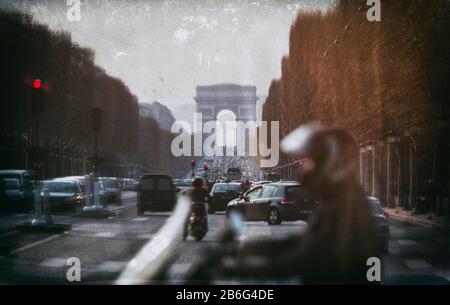 Vita quotidiana a Parigi: Traffico di ore di punta sugli Champs-Elysees dalla Concorde all'Arco di Trionfo, Rive Droite, Parigi, Francia, Europa, colore Foto Stock