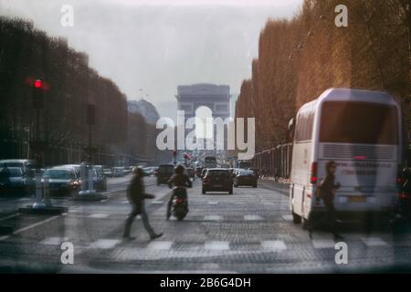 Autentica vita quotidiana a Parigi: Traffico di ore di punta sugli Champs-Elysees dalla Concorde all'Arco di Trionfo, Rive Droite, Parigi, Francia, Europa Foto Stock