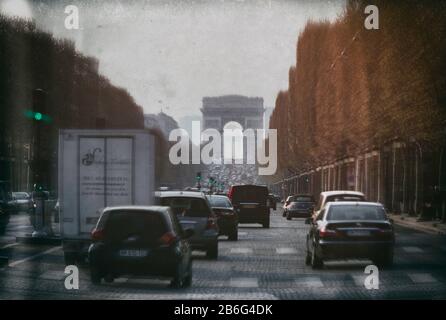 Vita quotidiana a Parigi: Traffico di ore di punta sugli Champs-Elysees dalla Concorde all'Arco di Trionfo, Rive Droite, Parigi, Francia, Europa, colore Foto Stock