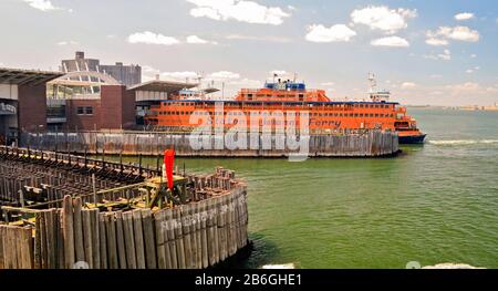 Traghetto per Staten Island. Al molo del terminal dei traghetti di Staten Island. Staten Island, New York, USA, casa di Staten Island Yankees Foto Stock