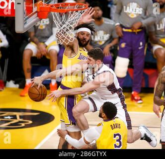 Los Angeles, California, Stati Uniti. 10th Mar, 2020. Brooklyn Nets Forward Joe Harris (12) passa la palla sotto pressione da Javale McGee di Los Angeles Lakers (7) durante una partita di basket NBA tra Los Angeles Lakers e Brooklyn Nets, martedì 10 marzo 2020, a Los Angeles. Credito: Ringo Chiu/Zuma Wire/Alamy Live News Foto Stock