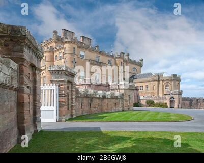 Maybole, Carrick, Scozia - 19 maggio 2012: Esterni del castello di Culzean, sulle scogliere Ayrshire, aperto al pubblico Foto Stock