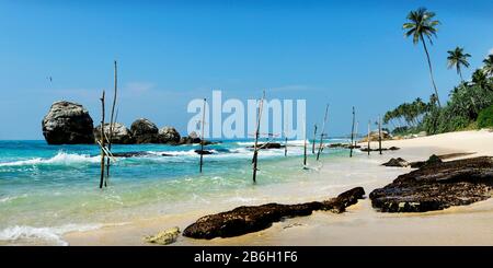 srilankan pescatore bastone di legno nell'oceano Foto Stock