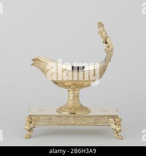 Cloches (stolpen), raffreddatori di vetro, zuppa di terrina, barche di salsa, pepe, sale e botti di senape Sauskom, PA-17034-B Empire sauskom van verguld zilver. Met een hoog handvat, gevormd uit een jongensfiguur met hoorn van overvloed. Het geheel ruggine op een rechthoekige base die wordt gedragen door 4 vrouwelijke haffiguren op leeuwenklauw. Gegraveerd ha incontrato het wapen van Potemkin. Produttore : zilversmid: Jean Baptiste Claude OdiotPlats fabbricante: Parijs Dating: CA. 1819 kenmerken Fisico: Zilver verguld Materiale: Zilver verguldsel Techniek: Vergulden dimensioni: H 34,3 cm. × b 29,6 cm. × d 16,2 Foto Stock