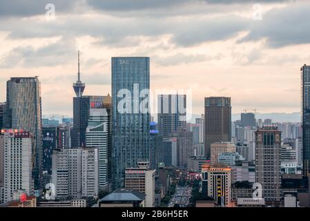 Chengdu, provincia del Sichuan, Cina - 19 luglio 2019 : veduta aerea dello skyline urbano del centro città Foto Stock