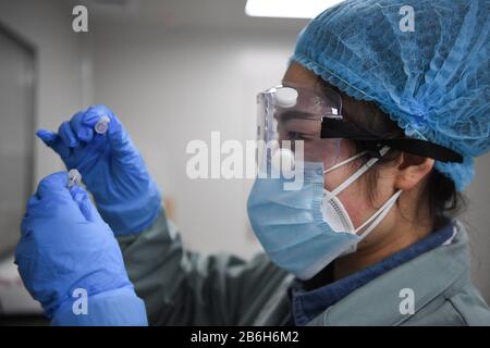 Changsha, La Provincia Cinese Di Hunan. 10th Mar, 2020. Un membro dello staff lavora al Weishi Medical Diagnostics, un istituto di test per gli acidi nucleici di terze parti, a Changsha, nella provincia centrale cinese di Hunan, il 10 marzo 2020. Al fine di contribuire a combattere la nuova epidemia di coronavirus, l'istituto testa 2.500 campioni di test di acido nucleico COVID-19 (NAT) in media al giorno. Credito: Xue Yuge/Xinhua/Alamy Live News Foto Stock