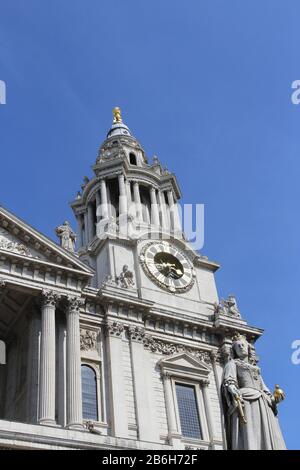 Torre dell'orologio e statua della Regina Anna nella Cattedrale di St Paul contro il cielo blu chiaro, Londra, Regno Unito Foto Stock