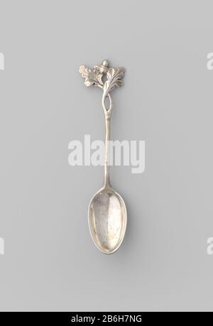 Confiture con coppa a cucchiaio ovale e gambo terminante in foglie di quercia, PA-15738-A Lepel horend bij mosterdpotjes (15739a,b). Ovaal schepje en steeltje dat eindigt in twee su elkaar geslagen eiken blaadjes ha incontrato eikeltje daartussen. Merk: Amsterdam, Meesterteken C.B. (Toegeschreven aan Caspar Binkering). Genummerd A en B. Produttore : edelsmid: AnoniemPlats fabbricante: Amsterdam datazione: 1779 Materiale: Zilver dimensioni: L 10,5 cm. Bak: B 2,1 cm. G 14 gr Foto Stock