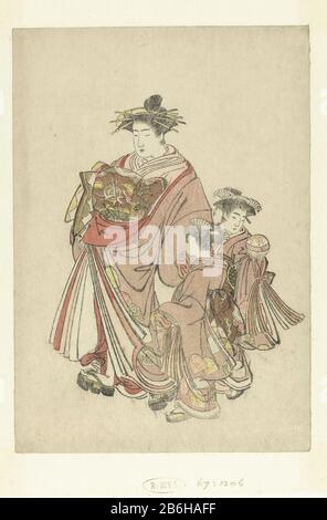 Courtisane con due maids Cortigiana due ragazze in educazione (Shinzo). Questa immagine del calendario mostra i lunghi mesi in un medaglione sul kimono della cortigiana, i mesi brevi possono essere visti sul kimono di meisjes. Produttore : stampatore: Anonimo luogo fabbricazione: Giappone Data: 1783 caratteristiche Fisiche: Legno a colori; goffratura; blocco di linea in nero con blocchi di colore materiale: Carta Tecnica: Legno a colori / goffratura dimensioni: Foglio: H 194 mm × W 136 mmToelichtingEen surimono è una stampa di lusso Dove: sulla foto è combinato con uno o più poesie. Quando la stampa di un suri Foto Stock