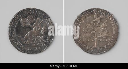 Grazie sul naufragio della spagnola Armada Zilveren penning. Voorzijde: Vrouw Met Geopard boek met opschrift in rechter- en palmtak in linkerhand, zittend in zegekar binnen omschrift. Keerzijde: Nest met twee kleine vogels in boom, die zich gezamelijk verdedigen tegen grote vogel tussen opschrift binnen omschrift fabbricante : anoniemPlats fabbricazione: Dordrecht datazione: 1589 Materiale: Zilver Techniek: Slaan dimensioni: D 2,9 cm. × g 64 gr Oggetto: Tachtigjarige OorgologVergaan van de Spaanse ArmadaWanneer: 1588 - 1589 Foto Stock