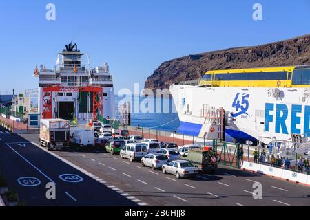 Auto in attesa di fronte al traghetto auto nel porto di San Sebastian de la Gomera, la Gomera, Isole Canarie, Spagna Foto Stock