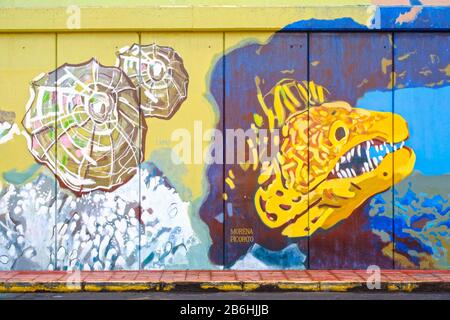 Muro del porto con dipinti di animali marini più grandi della vita, Los Cristianos, Tenerife, Isole Canarie, Spagna Foto Stock