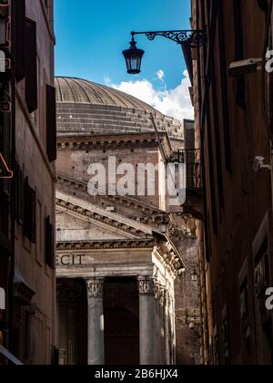 Vista sul Pantheon e gli edifici nelle vicinanze., Roma, Italia. Antica architettura di Roma Foto Stock