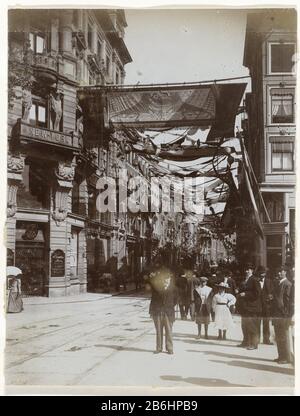 Leidsestraat al Keizersgracht, decorato in occasione dell'inaugurazione della Regina Wilhelmina, Amsterdam, Olanda Leiden Street all'angolo di Keizersgracht, la costruzione della New York Life Insurance Company, al piano terra dei 'De Gruyter's Stores. La decorazione in occasione dell'inaugurazione della regina Wilhelmina, Amsterdam, Olanda. In primo piano diversi mensen. Produttore : fotografo: Anonymous place manufacturing: Amsterdam Data: 1898 caratteristiche Fisiche: Daglichtcollodiumzilverruk su carta materiale: Carta Tecnica: Daglichtcollodiumzilverruk dimensioni: Pho Foto Stock