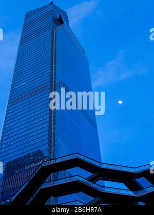 La Luna Sopra I Cantieri Di Hudson Foto Stock