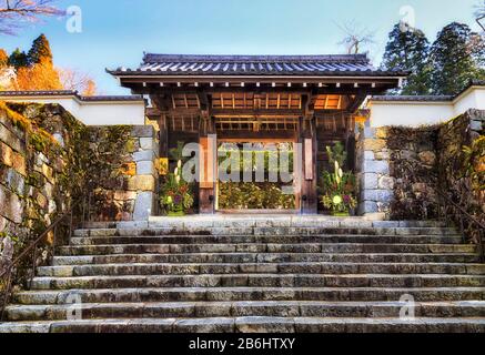 Porte aperte all'ingresso del tradizionale giardino giapponese, parco e tempio nel villaggio storico di Ohara, Giappone. Famoso antico tempio di Sanzen-in. Foto Stock