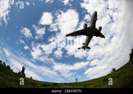 Washington, DC, USA. 10th Mar, 2020. La foto scattata il 10 marzo 2020 mostra un aereo che si avvicina a terra all'aeroporto nazionale Ronald Reagan di Washington a Washington, DC, Stati Uniti. Credito: Liu Jie/Xinhua/Alamy Live News Foto Stock