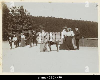 Le famiglie Kessler e Heyning in un'escursione attraverso le montagne, probabilmente nelle Famiglie Harz Kessler e Heyning in un'escursione attraverso le montagne, probabilmente in HarzOnderdeel la foto Dolph Kessler con registrazioni che ha fatto durante il suo soggiorno in Inghilterra, E in un mondo che, come segretario di Henri Deterding (direttore Royal Dutch) ha portato alle Indie Orientali Olandesi, Giappone, Cina e Stati Uniti, tra il 1906 1908. Produttore : fotografo: Geldolph Adriaan Kessler Luogo produzione: Harz Dating: Circa ago 1903 Caratteristiche Fisiche: Luce naturale gelatina argento stampa su album foglia materiale: Cardboar Foto Stock