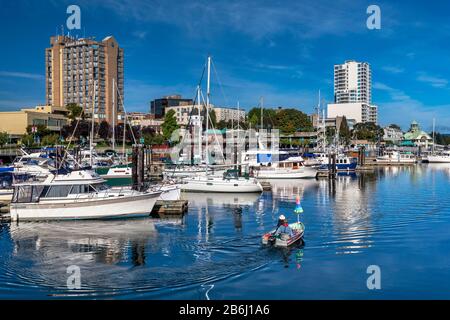 Barche a marina in Porto di Nanaimo downtown edifici, di Nanaimo, Isola di Vancouver, British Columbia, Canada Foto Stock