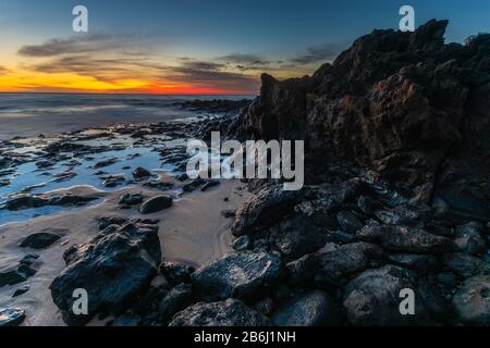 Bellissimo tramonto sulla costa rocciosa di Fuerteventura Foto Stock