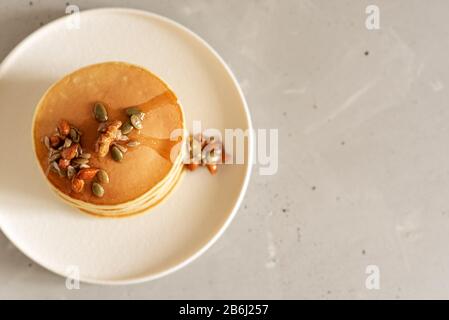 frittelle con noci, mandorle, miele e semi di zucca Foto Stock