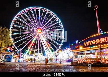 24 MARZO 2017, PRATER PARK, VIENNA, AUSTRIA: Illuminazione ruota panoramica di notte nel famoso parco divertimenti a tema Prater, Vienna Foto Stock