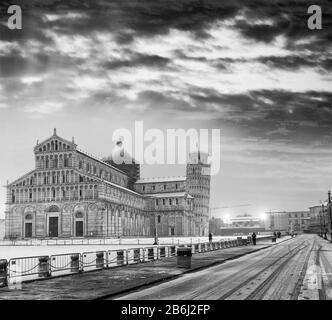 Piazza dei Miracoli al tramonto dopo una tempesta di neve d'inverno, Pisa - Italia. Foto Stock