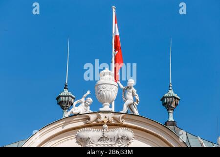 25 MARZO 2017, VIENNA, AUSTRIA: Dettagli architettonici e statue che decorano la facciata del Palazzo Belvedere nel centro di Vienna Foto Stock