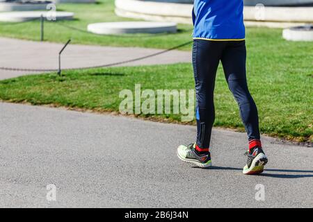 Sport a piedi e fitness concetto, primo piano sui piedi delle scarpe da running Foto Stock
