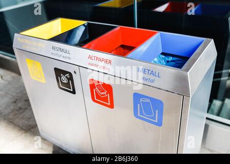 Contenitori Di Diversi Colori per carta, plastica e metallo, concetto di riciclaggio Foto Stock