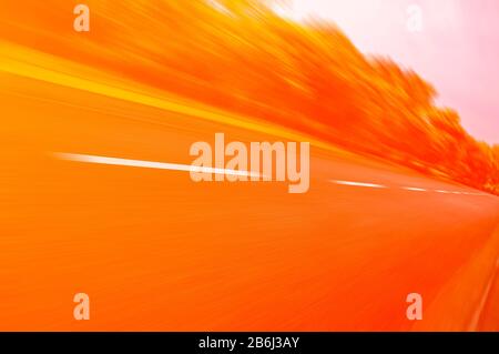 Strada asfaltata in movimento in campagna al crepuscolo, Jiangmen, Guangdong, Cina. Foto Stock