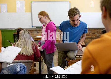 Vista frontale del gruppo di studenti che lavorano insieme Foto Stock