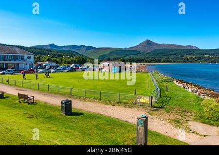 Vista verso Goat Fell con mini attraverso Brodick Bay con mini golf da Brodick in Arran Argyll & Bute Scotland UK Foto Stock