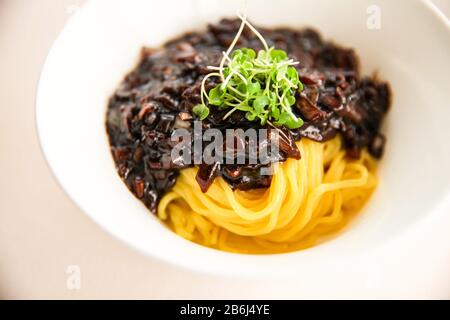 Cibo tradizionale coreano, noodle nero Jajangmyeon su una ciotola bianca Foto Stock