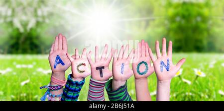 Bambini Mani Costruire Parola Azione, Prato Erba Foto Stock