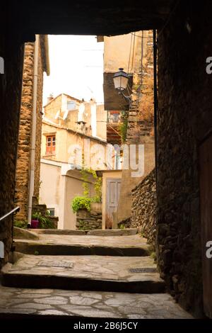 Guardando attraverso La Piccola corsia villaggio francese Casinca Foto Stock