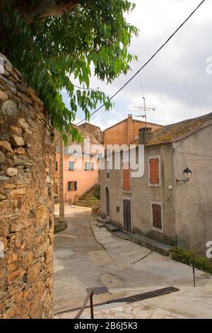 Guardando attraverso La Piccola corsia villaggio francese Casinca Foto Stock