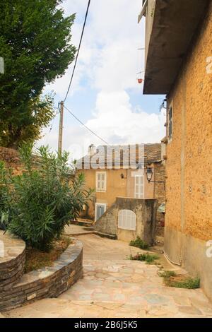 Guardando attraverso La Piccola corsia villaggio francese Casinca Foto Stock